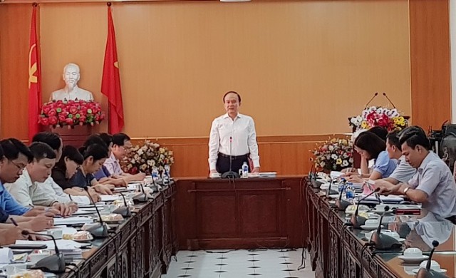 Đồng chí Nguyễn Ngọc Tuấn kiểm tra công tác tổ chức đại hội tại Quận ủy Tây Hồ